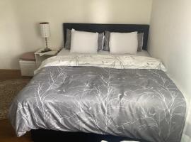 Chambre spacieuse et confortable avec écran plat，位于Oetwil an der Limmat的酒店