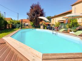 Gîte Aux Hirondelles，位于Pouilly-sous-Charlieu的酒店