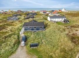 Holiday Home With Spa And Sauna, Just 200 Meters From The North Sea，位于弗勒斯楚普的酒店