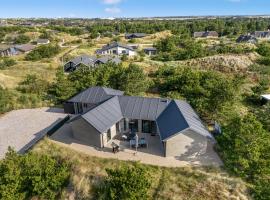 Stylish Activity House From 2018, On A Large Hilly Plot In Søndervig,，位于灵克宾的酒店