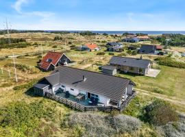 Spacious Holiday Home, Located Close To The North Sea, Halfway Between Hvide Sande And Søndervig, With A Spa And Sauna,，位于维泽桑讷的酒店