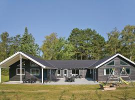 Eight-Bedroom Holiday Home Frederiksværk With A Room Hot Tub 05，位于弗雷德里克斯伐克的酒店