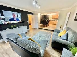 Glen Fern Lodge - Garden Apartment with Parking - Heart of Bournemouth Town Centre - Close to Beach - Darts and Table Football - Sleeps 11，位于伯恩茅斯的酒店