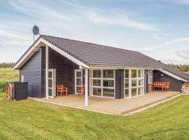 Three-Bedroom Holiday Home In Lokken，位于洛肯的酒店