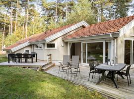 Stunning Home In Nexø With Sauna，位于内克瑟的带按摩浴缸的酒店