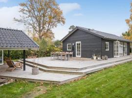 Amazing Home In Hornbæk With Jacuzzi，位于霍恩拜克的酒店