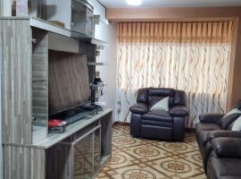 Apartamento en Huancayo，位于万卡约的带停车场的酒店