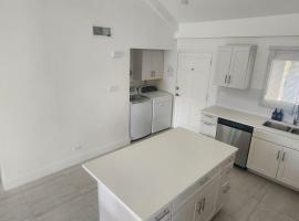 314 Condo Sunset Cove Ocean Pool Seven Mile Beach，位于乔治敦的酒店
