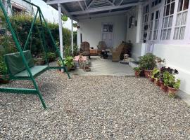 Moonwind, two bedroom suite with sitting room and kitchenette, comfortable and modern，位于穆索里的酒店