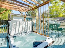 Sand Lake Retreat Canal Access and Large Yard!，位于Tipton的酒店