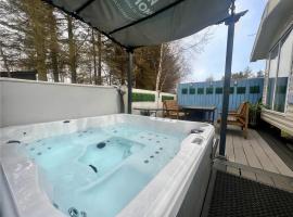 Private Hot Tub Cabin, Pergola and Large Decking Area，位于Swarland的酒店