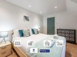 Last-Minute Offers ! Summer Deals l Malthouse stays l Spectacular Lakeside Cottage Sleeps 6 By Finesse Stays Short Lets & Serviced Accommodation Norwich With Free WIFI