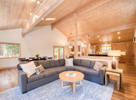 Knotty and Nice - 4BR w Private Hot Tub, Close to Lake，位于塔霍维斯塔的酒店