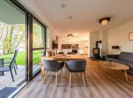 Lotusblume - 5 Sterne Ferienunterkunft mit möblierter Terrasse am Krakower See