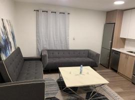 699A Lawrence Avenue West Suites with Smart TVs，位于沃恩的酒店