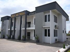 Fine Boy Villa, Luxe Two-Bedroom Apartments in Tema Community 25，位于特马的酒店