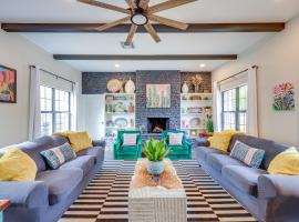 Less Than 1 Mi to Dtwn Home with Fenced Yard in Boerne!，位于伯尼的酒店