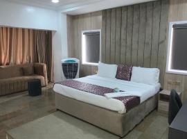 BLUE MOON BEACH HOTEL and RESORT，位于拉各斯的酒店