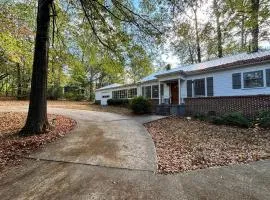 Pine Haven Getaway -Crib, Pets Welcome, Perfect for Families & Groups