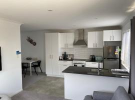 2BD Family or Couple Guesthouse Upstairs near Turf club, HOTA in Bundall，位于黄金海岸的酒店