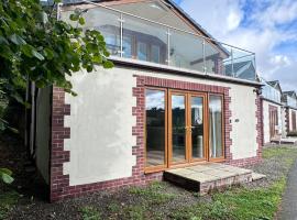 Tranquil North Devon Lodge - 2BR, Countryside Views & Pool, High Bickington close to Umberleigh, Barnstaple, Bideford & Westward Ho，位于High Bickington的酒店