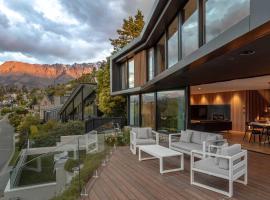 Willow Waters - lakeside luxury - a Relax it's Done holiday home，位于弗兰克顿的酒店