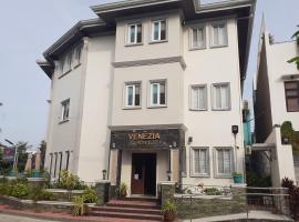 Venezia Suites Hotel Iloilo，位于伊洛伊洛的酒店