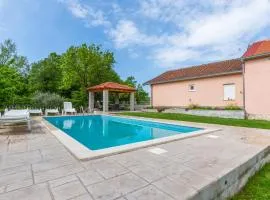 Three-Bedroom Holiday Home In Neoric