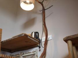 Earthy room - THHPSOCIETY - THE HUMAN HAPPINESS PROJECT，位于穆克缇斯瓦的酒店