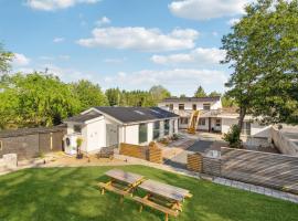5 Bedroom Amazing Home In Herning，位于海宁的酒店