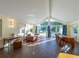 Wildgans - Stilvolles Ferienhaus mit Terrasse, Seeblick & Naturidylle am Loppiner See