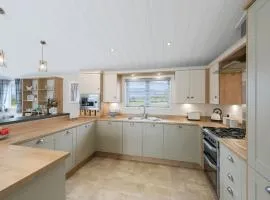 Thurston Luxury Willow Lodge 1