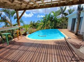 Grande villa dans l'ouest - belle vue mer - piscine - jacuzzi - 4 chambres - jardin，位于Saint-Gilles-les Hauts的酒店