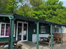 Glan yr Afon Dau - Relax Recuperate Hot Tub，位于威尔斯浦的酒店