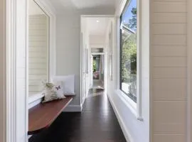 Coryong - A grand residence, 500m from Leura mall