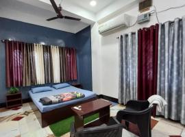 Riverbank Guesthouse with Restaurant & self cooking facility，位于古瓦哈提的民宿