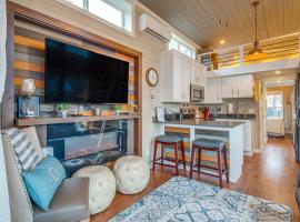 Tiny Home in Flat Rock Easy Access to I-26!，位于弗拉特罗克的酒店