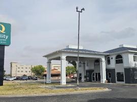 Quality Inn & Suites Roswell North，位于罗斯威尔的酒店