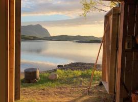 Flott hytte og naust med beliggenhet ved vannet!，位于Sandsletta的酒店