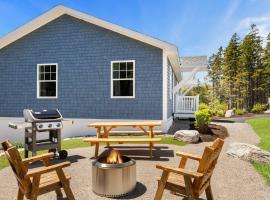 Apple Blossom Cottage - Cozy Romantic Escape，位于Bernard的酒店
