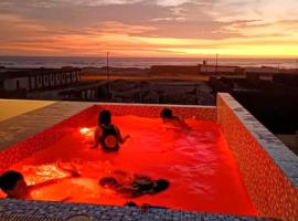 La casa de Juank con piscina y vista al mar，位于San Pedro de Lloc的酒店