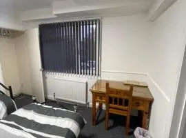 En suite double Room with 2 single beds R6