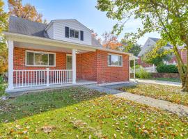 5 Mi to Downtown Baltimore Quiet Home with Porch，位于罗森戴尔的酒店