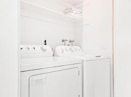 5bed 3bath Private gated community home 7miles to Downtown La close to Disney，位于科默斯的酒店