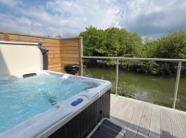 Waveside-Waterside with hot tubResort PoolGym，位于帕兹托的酒店