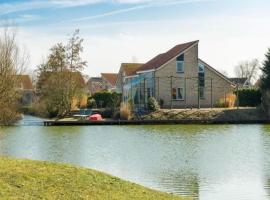 Bungalow in Zeeland with Stunning Waterside Views，位于布雷斯肯斯的酒店