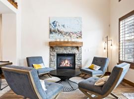 Luxurious Stay, 8min Drive to Deer Valley, Private Hot Tub, Parking for 3 Cars, Sleeps 18!，位于Kamas的酒店