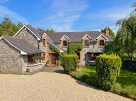 Beautiful Countryside House with Jacuzzi close to Dublin City，位于邓博因的别墅