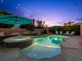 Casa Desert Muse with Heated Pool Spa Firepit Mini Golf and Games，位于印地欧的酒店