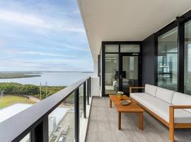 Modern 2BR with Balcony, Pool & Parking，位于Woolooware的酒店